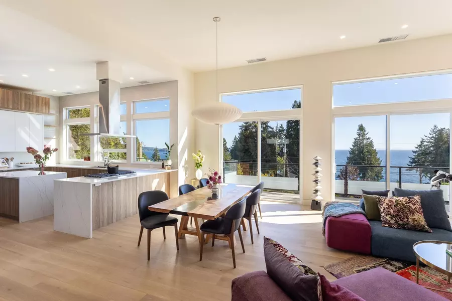 980 Gower Point RD, Gibsons, BC V0N 1V3