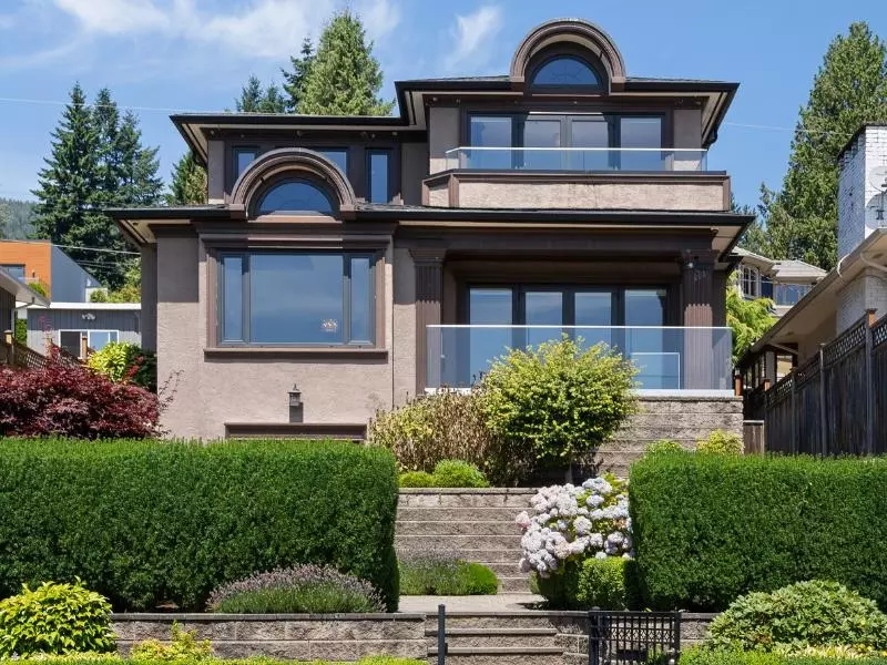West Vancouver, BC V7V 2Y1,2171 Queens AVE