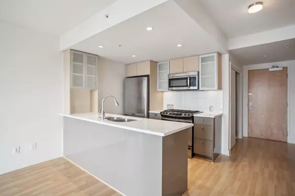 Richmond, BC V6Y 0B5,7080 No. 3 RD #306