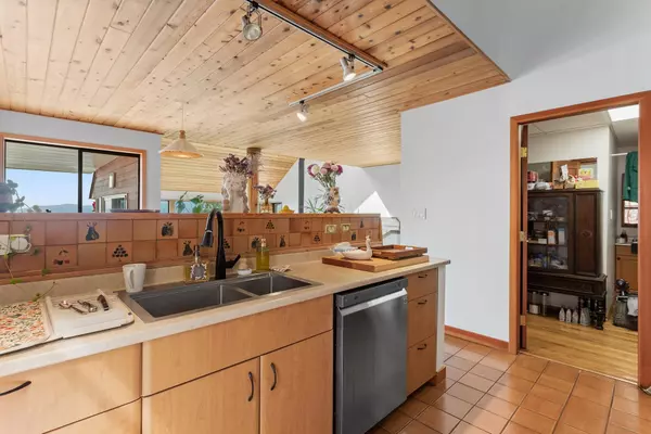 270 Mountain DR Lions Bay, BC V0N 2E0