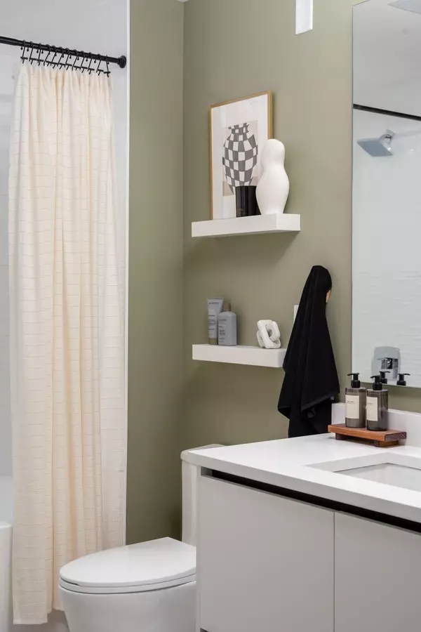 8398 Oak ST #412 Vancouver, BC V6P 4A9