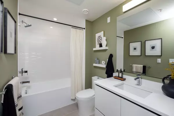 Vancouver, BC V6P 4A9,8398 Oak ST #202