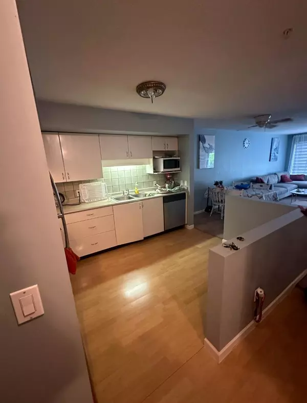 Surrey, BC V3R 0W2,9668 148 ST #210