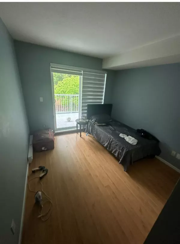 Surrey, BC V3R 0W2,9668 148 ST #210