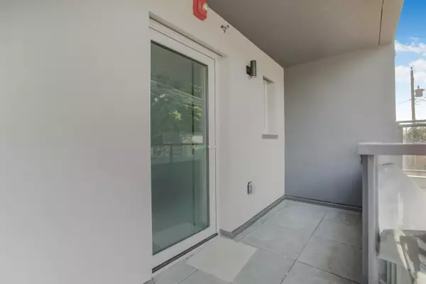 Vancouver, BC V5N 1B6,2075 E 1st AVE #204