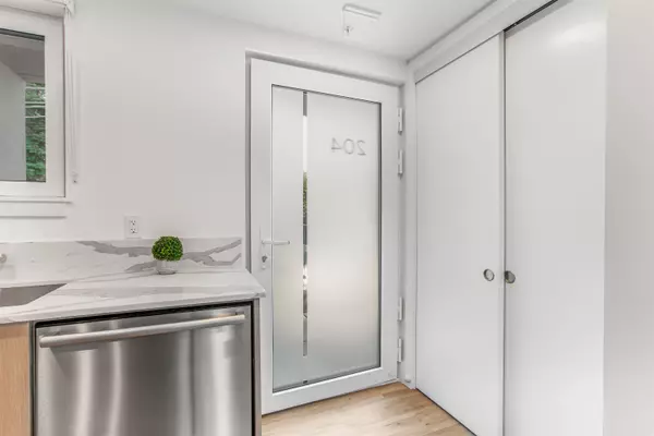 Vancouver, BC V5N 1B6,2075 E 1st AVE #204