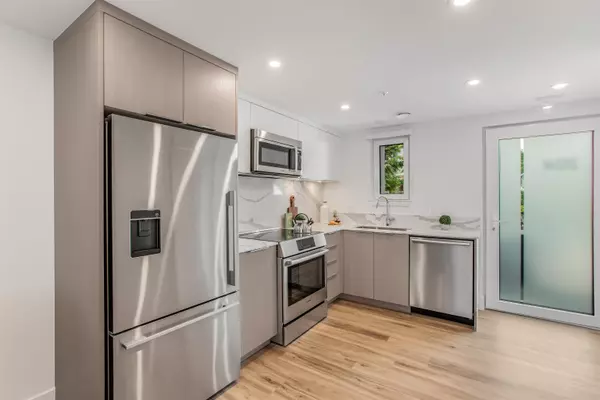 Vancouver, BC V5N 1B6,2075 E 1st AVE #204