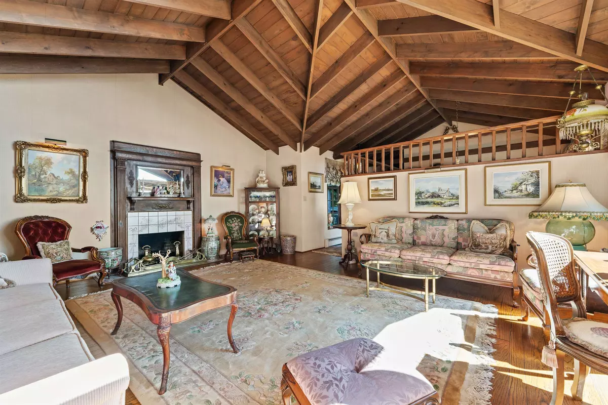 West Vancouver, BC V7S 2T4,2235 Chairlift RD