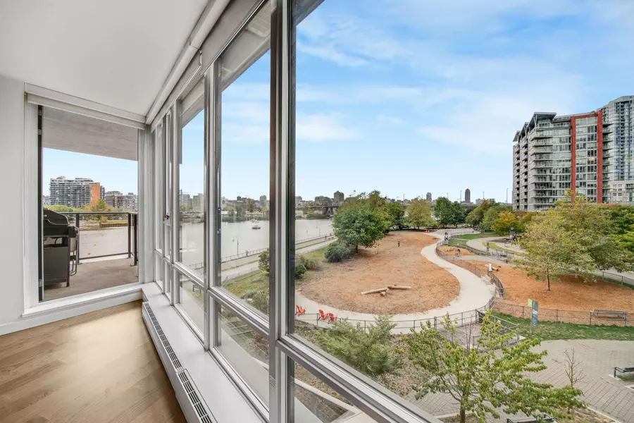 8 Smithe Mews #503, Vancouver, BC V6B 0A5