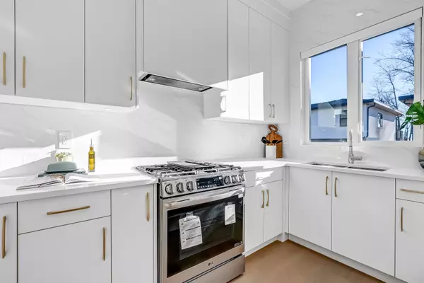 16640 18a AVE Surrey, BC V3Z 9X5