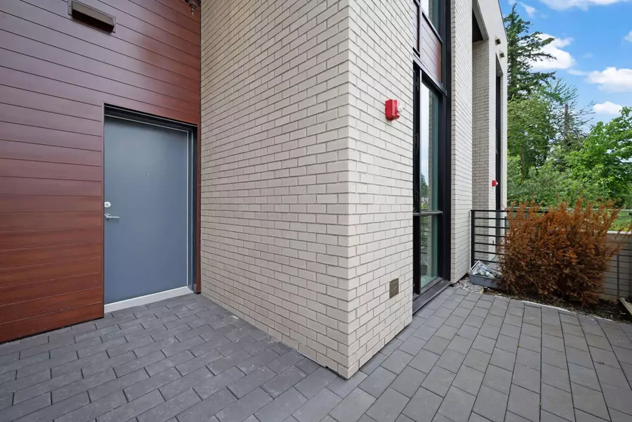 10333 133 ST #104, Surrey, BC V3R 2H4