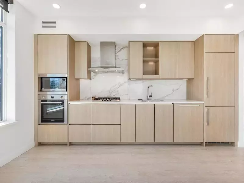 9887 Whalley BLVD #407, Surrey, BC V3T 0P4