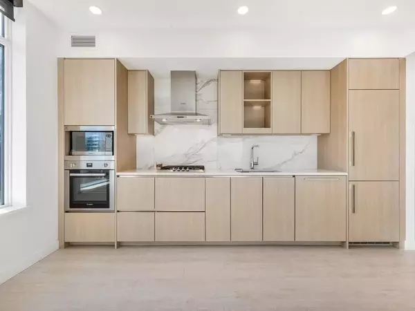 9887 Whalley BLVD #407, Surrey, BC V3T 0P4