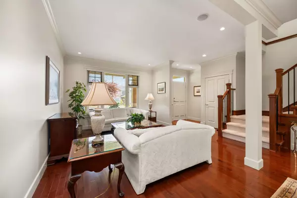 North Vancouver, BC V7L 2J9,336 E 12th ST