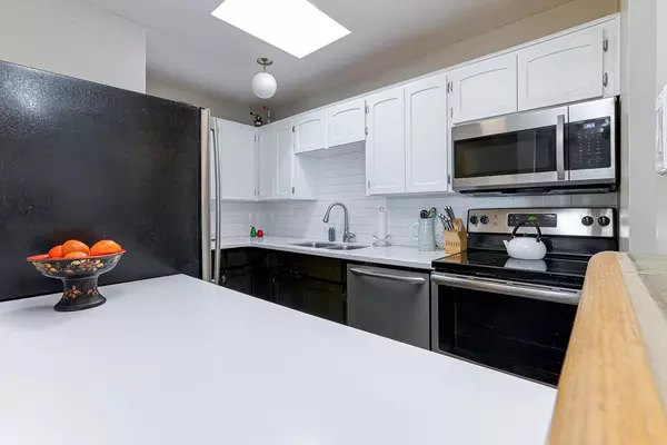 White Rock, BC V4B 3Y1,1354 Winter ST #301