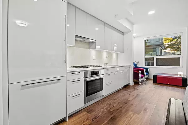 Vancouver, BC V5Z 2Z5,5058 Cambie ST #104