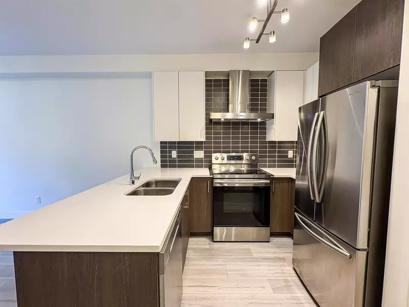 6480 195a ST #213, Surrey, BC V4N 6P1