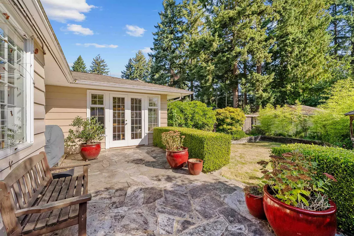 North Vancouver, BC V7P 2N8,2000 Lloyd AVE
