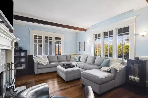 North Vancouver, BC V7M 2A3,341 W 22nd ST
