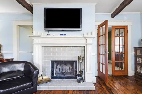 North Vancouver, BC V7M 2A3,341 W 22nd ST
