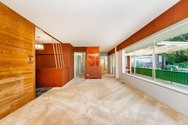 North Vancouver, BC V7R 1Z9,723 Handsworth RD