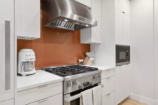 6693 Nelson AVE #203 West Vancouver, BC V7W 2B2