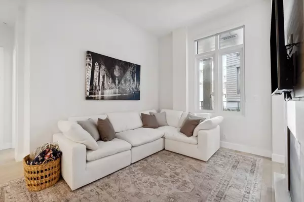 West Vancouver, BC V7W 2B2,6693 Nelson AVE #203