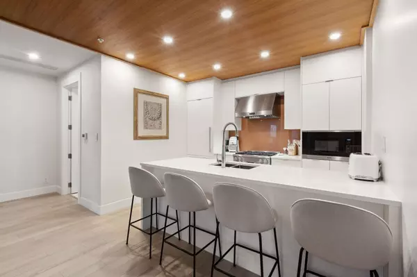 West Vancouver, BC V7W 2B2,6693 Nelson AVE #203