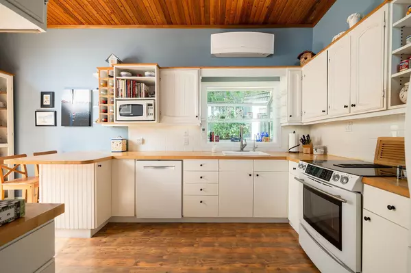 1477 Cleator RD Bowen Island, BC V0N 1G1