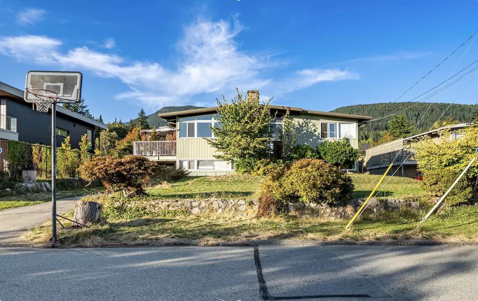 622 Croydon PL, North Vancouver, BC V7N 3A1