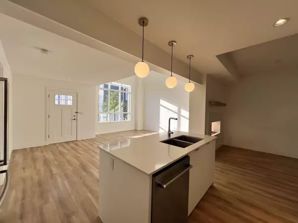 Surrey, BC V3Z 1J3,16561 17a AVE #99