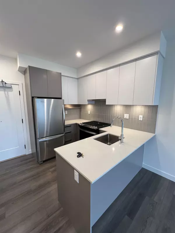 Surrey, BC V3W 3V9,13788 76 AVE #411