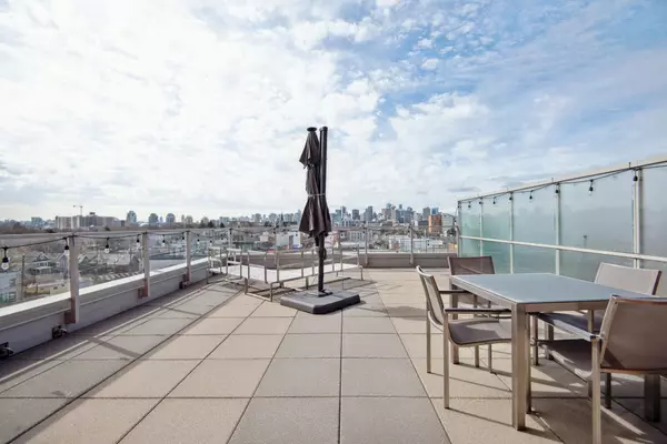 Vancouver, BC V6A 0G6,933 E Hastings ST #808