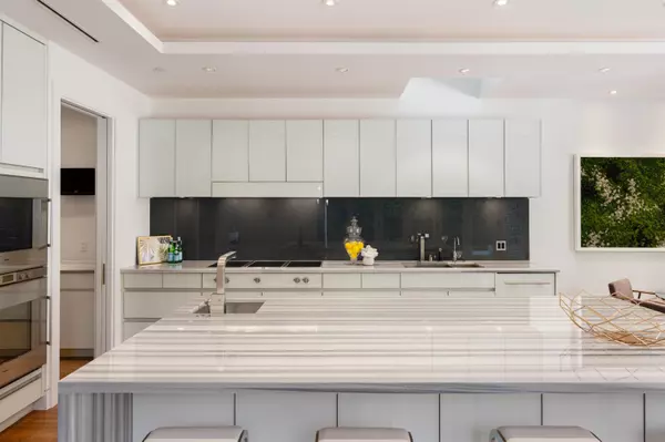 6350 Macdonald ST Vancouver, BC V6N 1E6