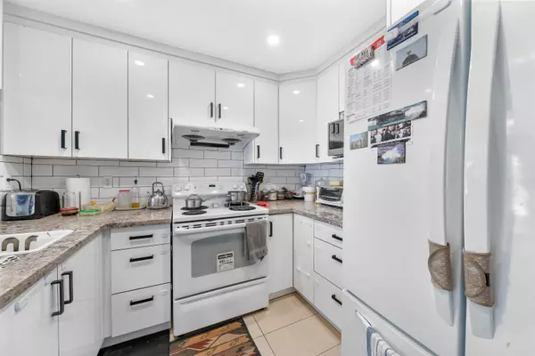 Surrey, BC V3W 1B8,13733 74 AVE #302