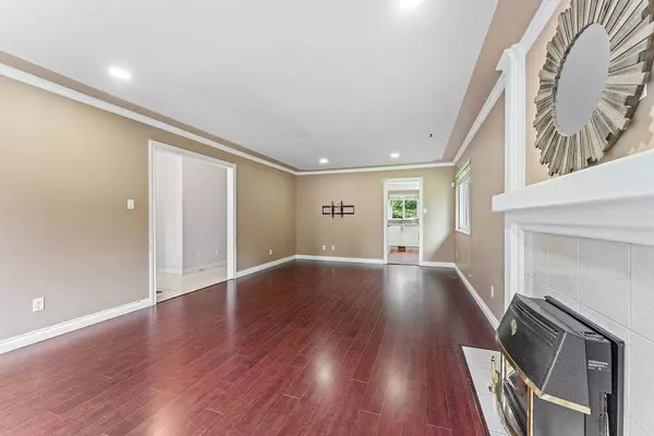 Surrey, BC V4P 1G1,15473 27a AVE