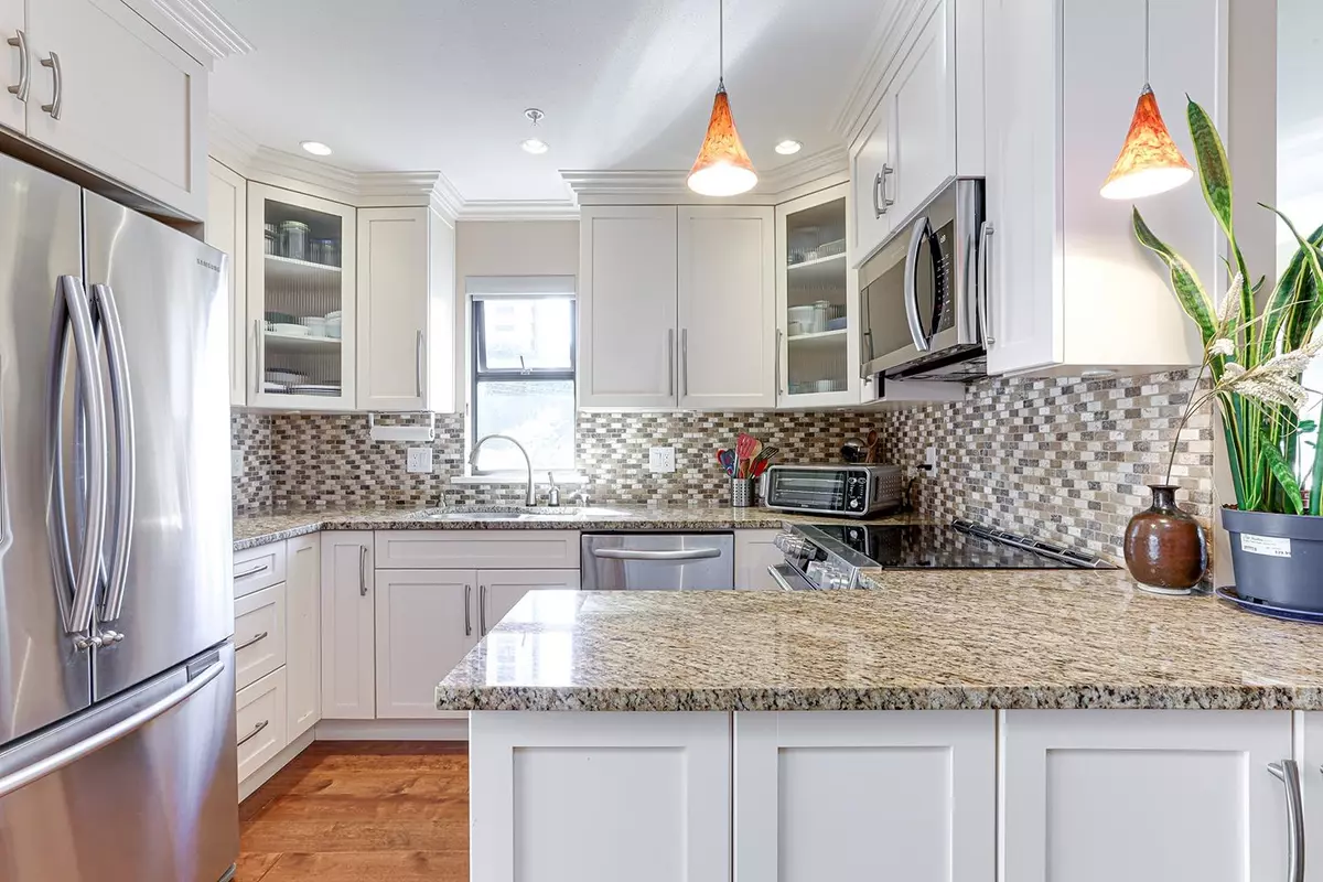 Vancouver, BC V6G 2A2,890 Broughton ST #5