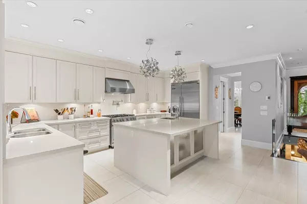 Burnaby, BC V5A 4V3,7158 Ridgeview DR