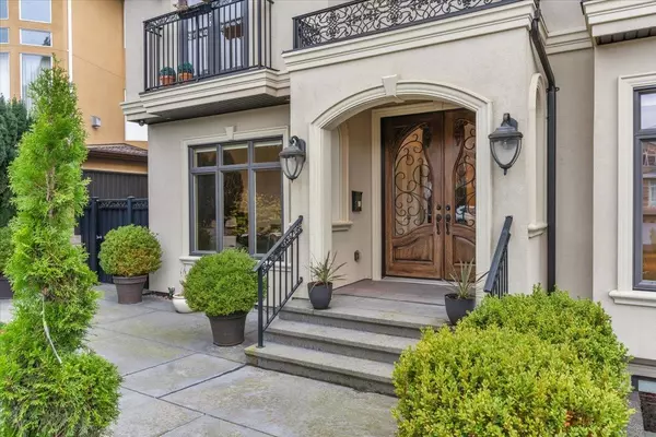 Burnaby, BC V5A 4V3,7158 Ridgeview DR