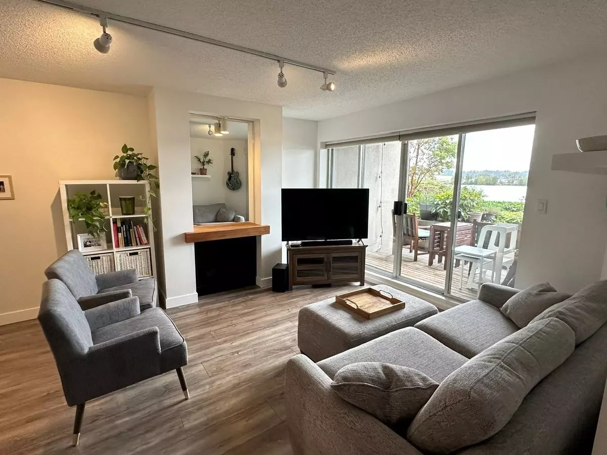 New Westminster, BC V3M 6B6,3 K De K CT #103