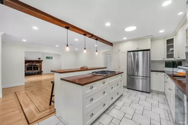 Surrey, BC V4A 3M9,2325 124 ST