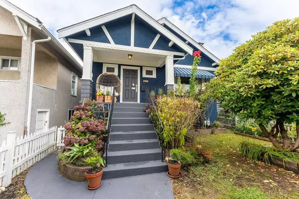 2677 Triumph ST, Vancouver, BC V5K 1T1