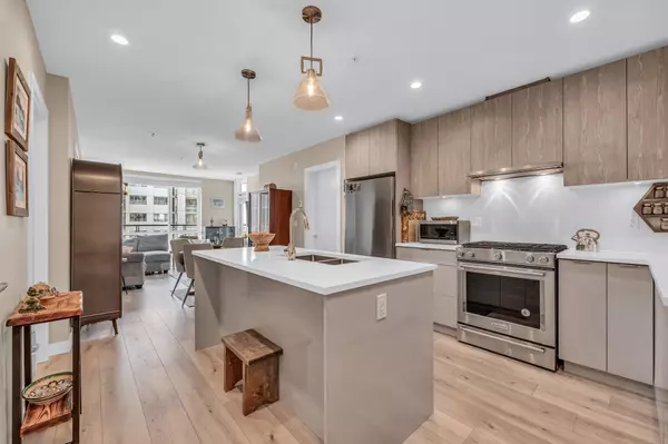 128 E 8th ST #404, North Vancouver, BC V7L 0H2