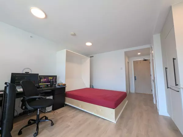 Surrey, BC V3T 0S2,13685 102 AVE #303