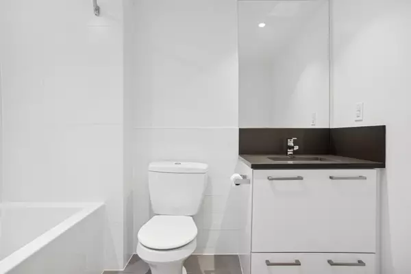 Vancouver, BC V6A 0G8,955 E Hastings ST #554