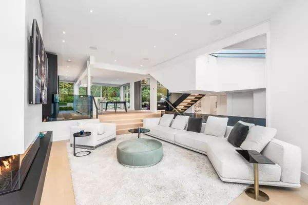 Vancouver, BC V6R 4J4,4416 W 1st AVE