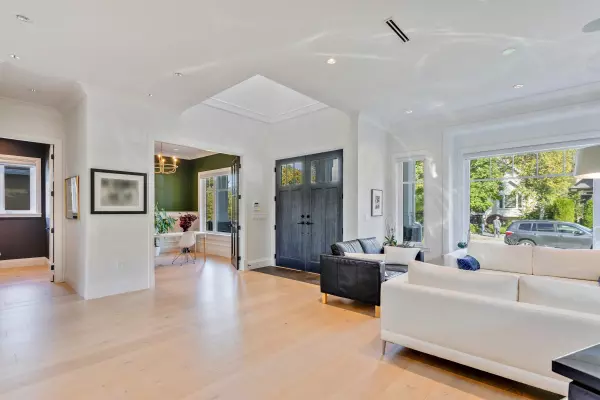 North Vancouver, BC V7L 3A8,345 E 20th ST