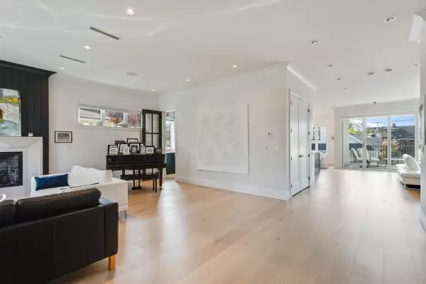 North Vancouver, BC V7L 3A8,345 E 20th ST