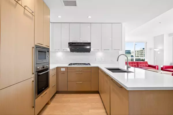 Richmond, BC V6X 0T3,4033 May DR #325