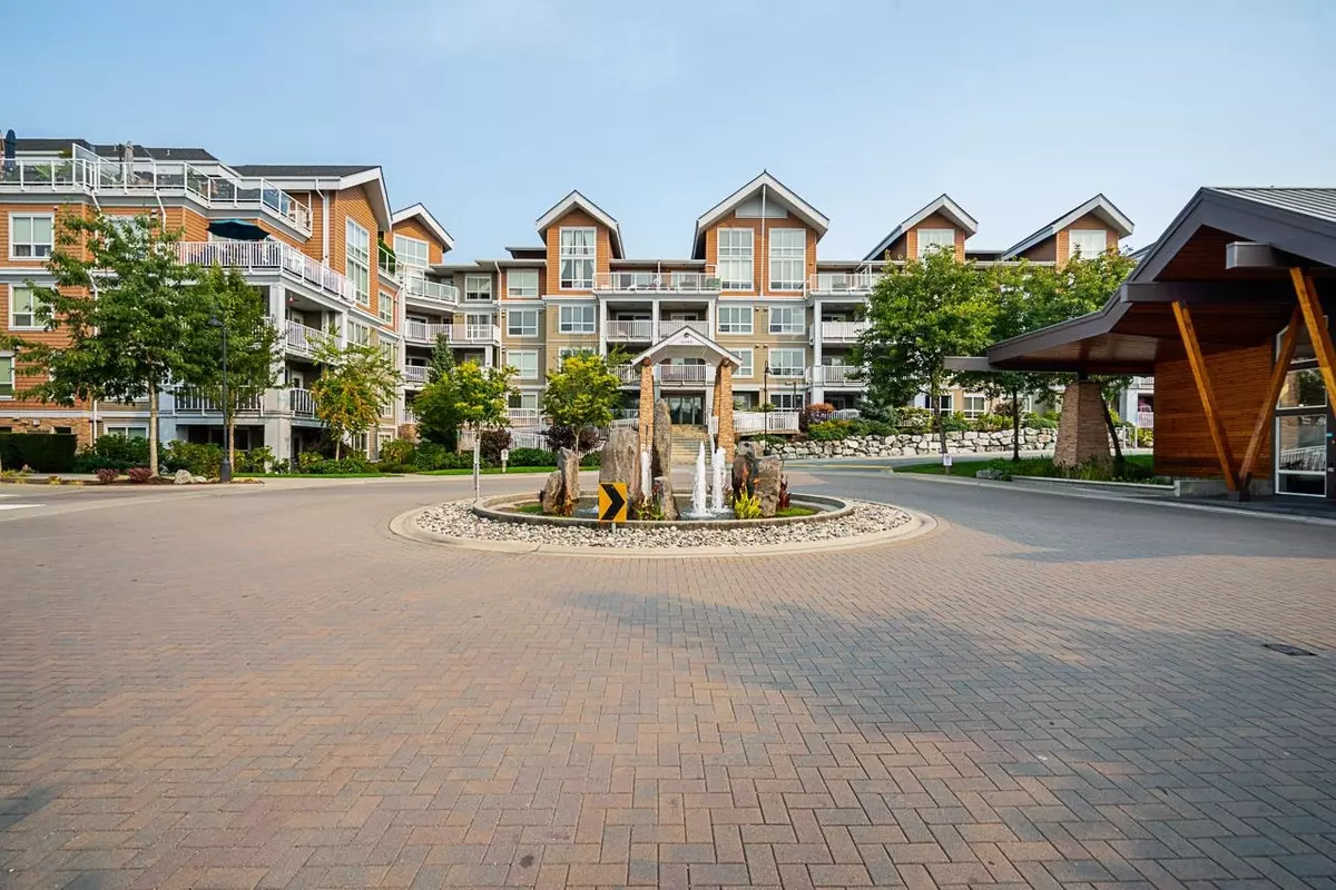 Surrey, BC V4N 6J9,6490 194 ST #214